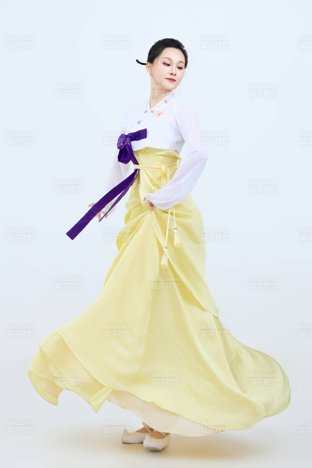 表演中国延边朝鲜族传统舞的美丽舞者图片