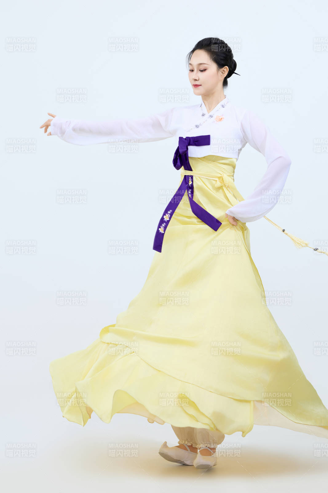 表演中国延边朝鲜族传统舞的美丽舞者图片