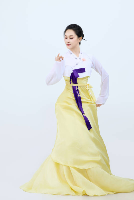 表演中国延边朝鲜族传统舞的美丽舞者图片