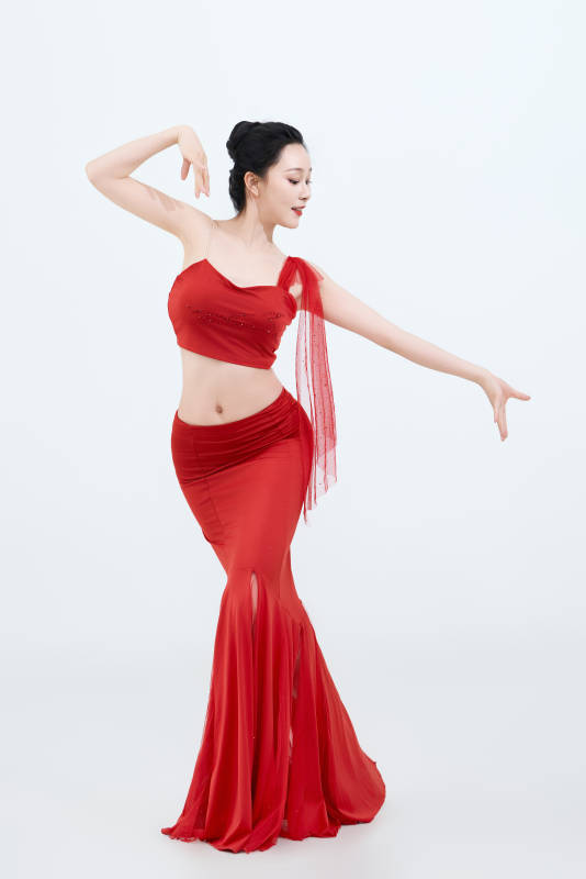 表演中国传统民族舞蹈傣族舞的美丽舞者图片