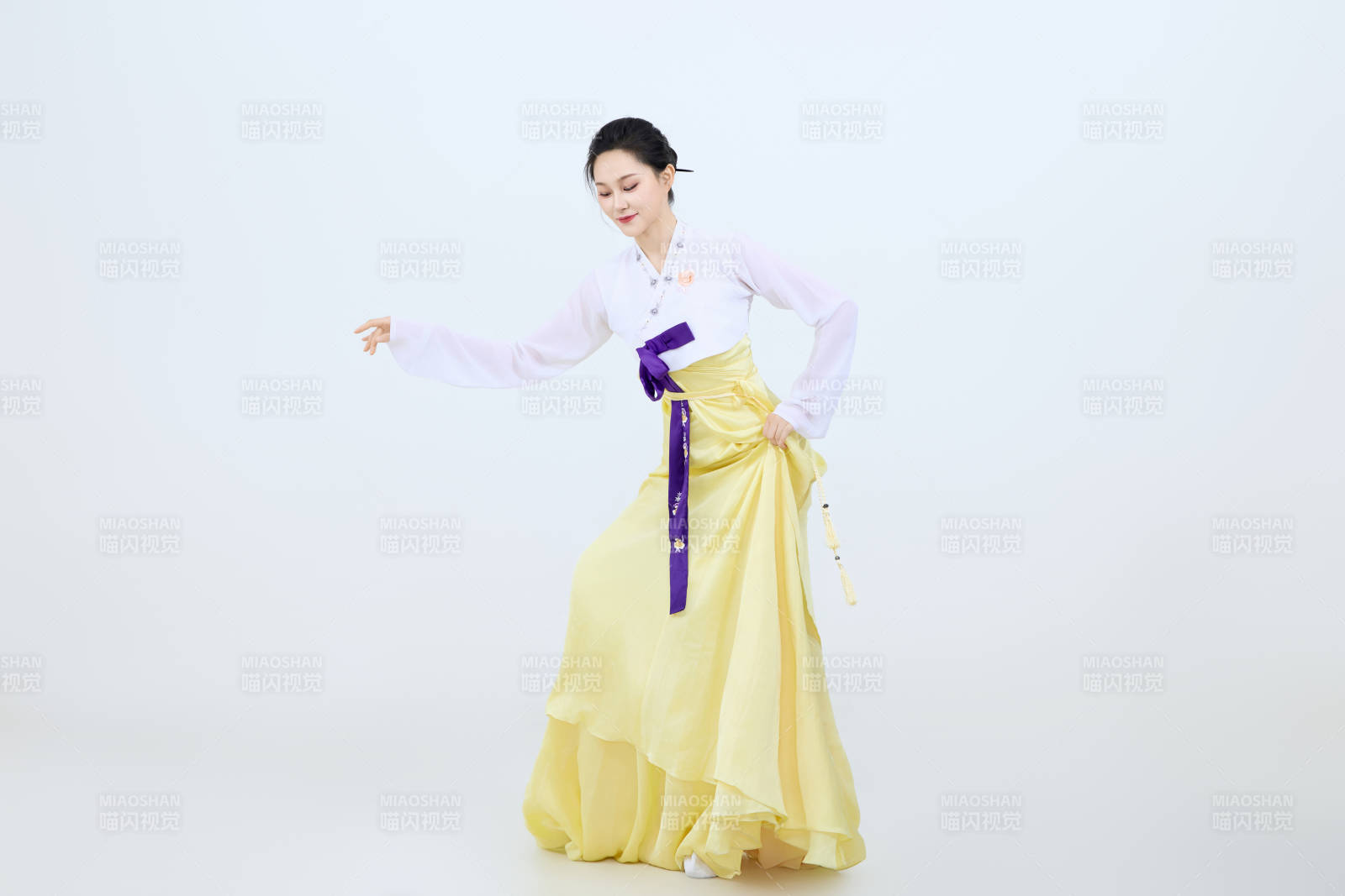 表演中国延边朝鲜族传统舞的美丽舞者图片