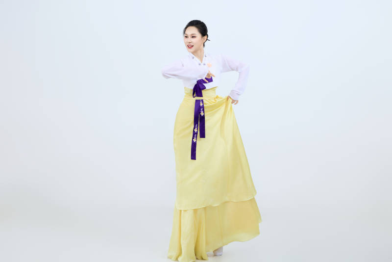 表演中国延边朝鲜族传统舞的美丽舞者图片