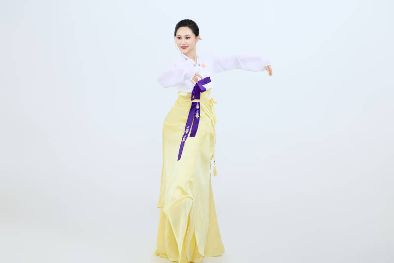 表演中国延边朝鲜族传统舞的美丽舞者图片