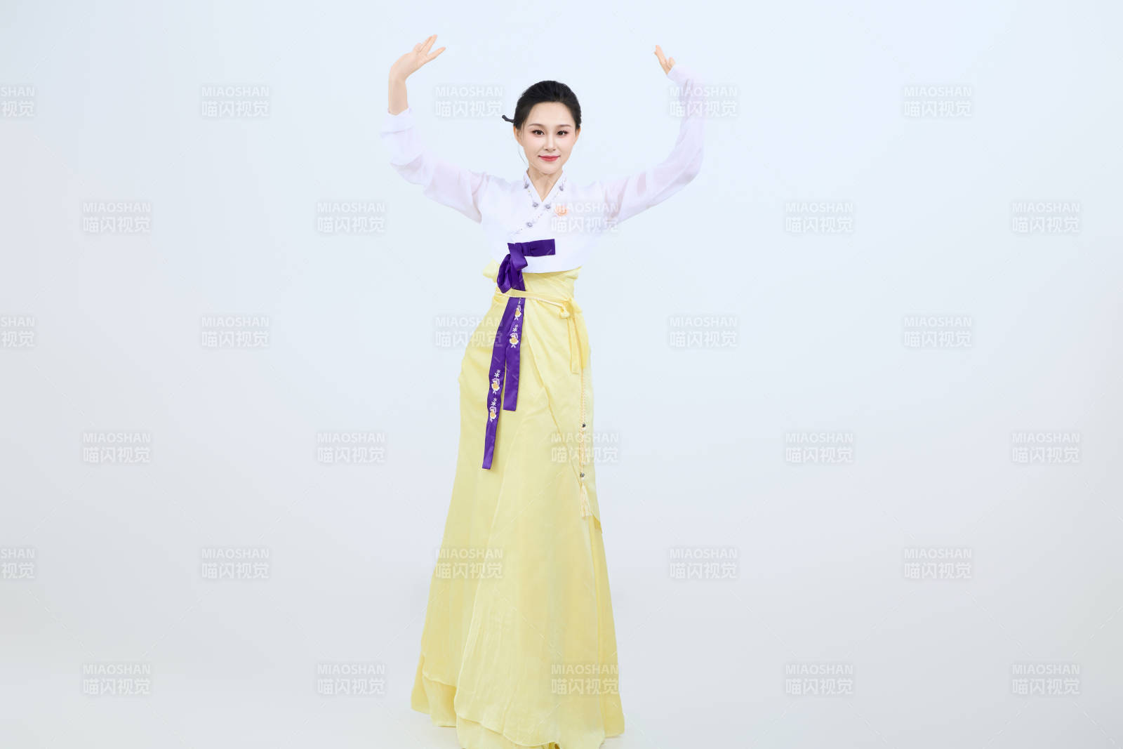 表演中国延边朝鲜族传统舞的美丽舞者图片