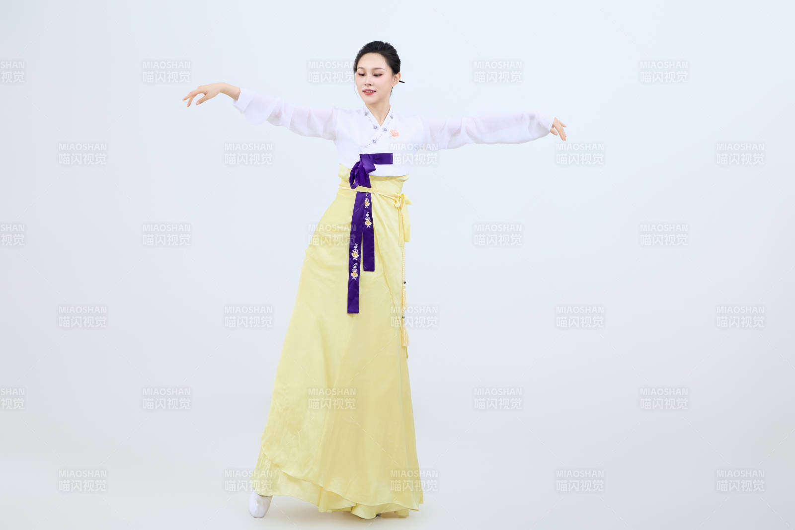 表演中国延边朝鲜族传统舞的美丽舞者图片