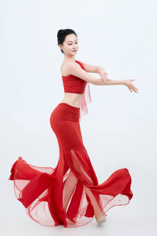 表演中国传统民族舞蹈傣族舞的美丽舞者图片