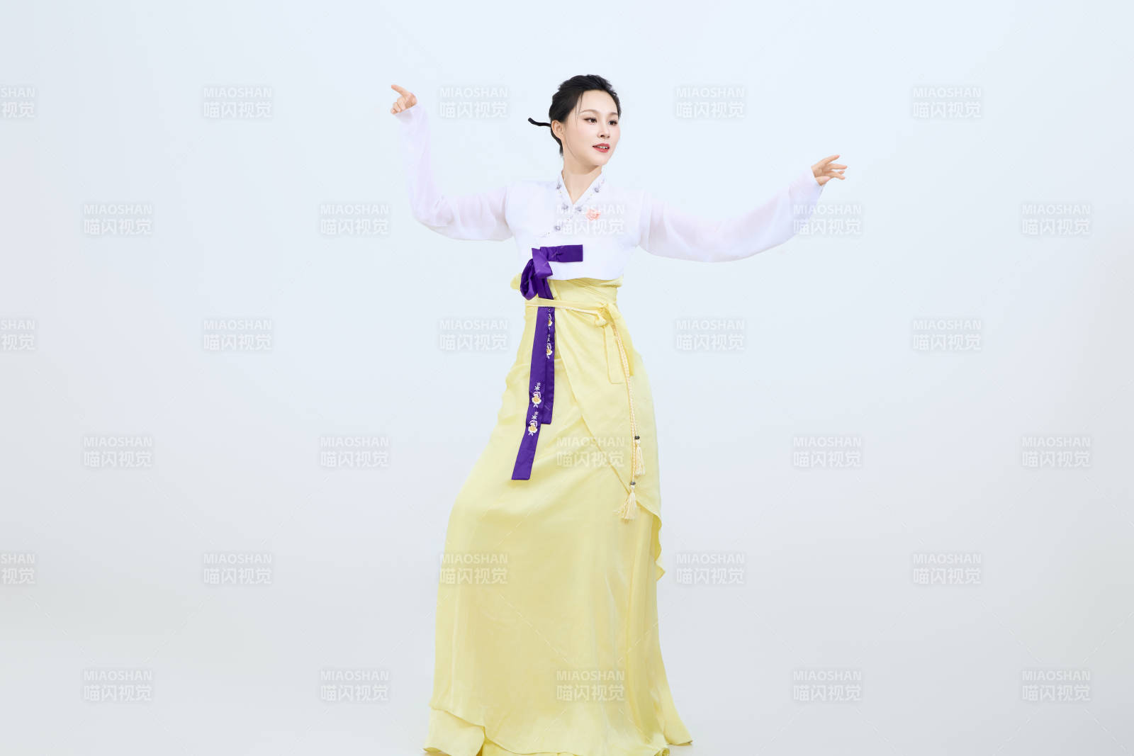 表演中国延边朝鲜族传统舞的美丽舞者图片