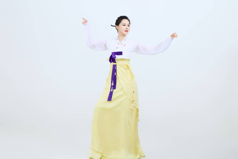 表演中国延边朝鲜族传统舞的美丽舞者图片