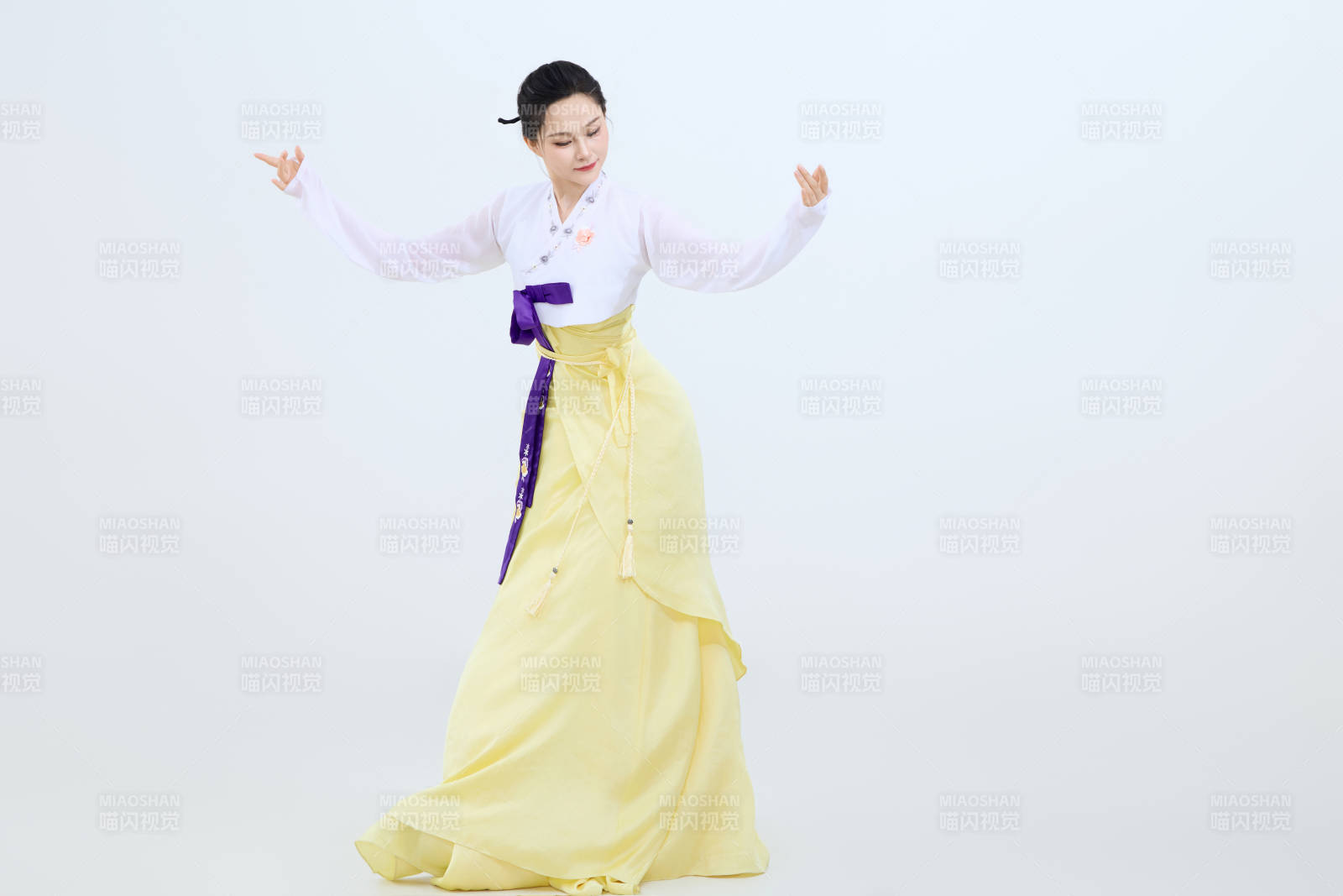 表演中国延边朝鲜族传统舞的美丽舞者图片