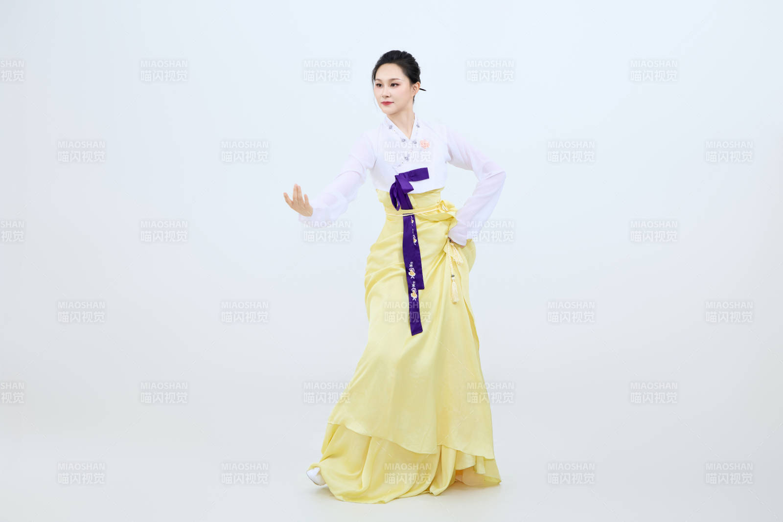 表演中国延边朝鲜族传统舞的美丽舞者图片