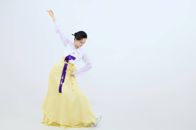 表演中国延边朝鲜族传统舞的美丽舞者图片