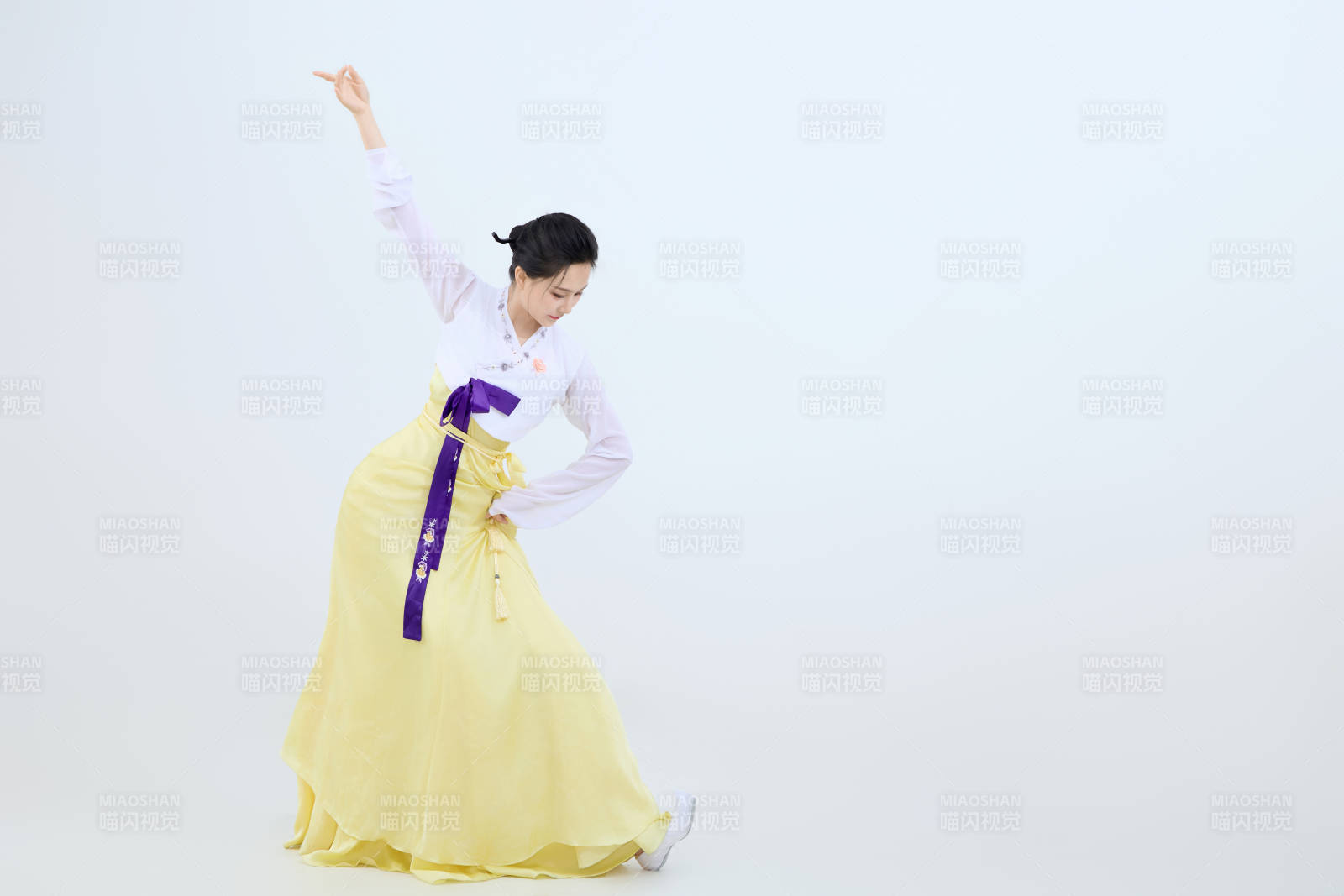 表演中国延边朝鲜族传统舞的美丽舞者图片