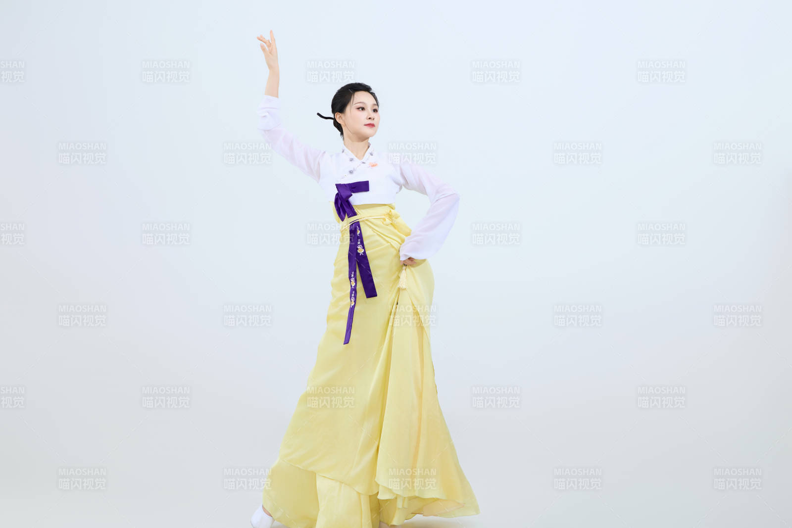 表演中国延边朝鲜族传统舞的美丽舞者图片