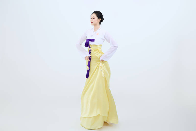 表演中国延边朝鲜族传统舞的美丽舞者图片