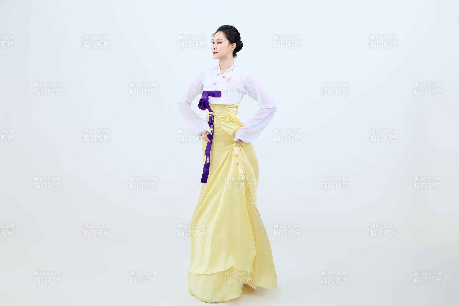 表演中国延边朝鲜族传统舞的美丽舞者图片