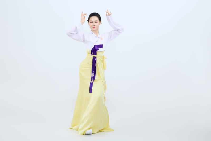 表演中国延边朝鲜族传统舞的美丽舞者图片