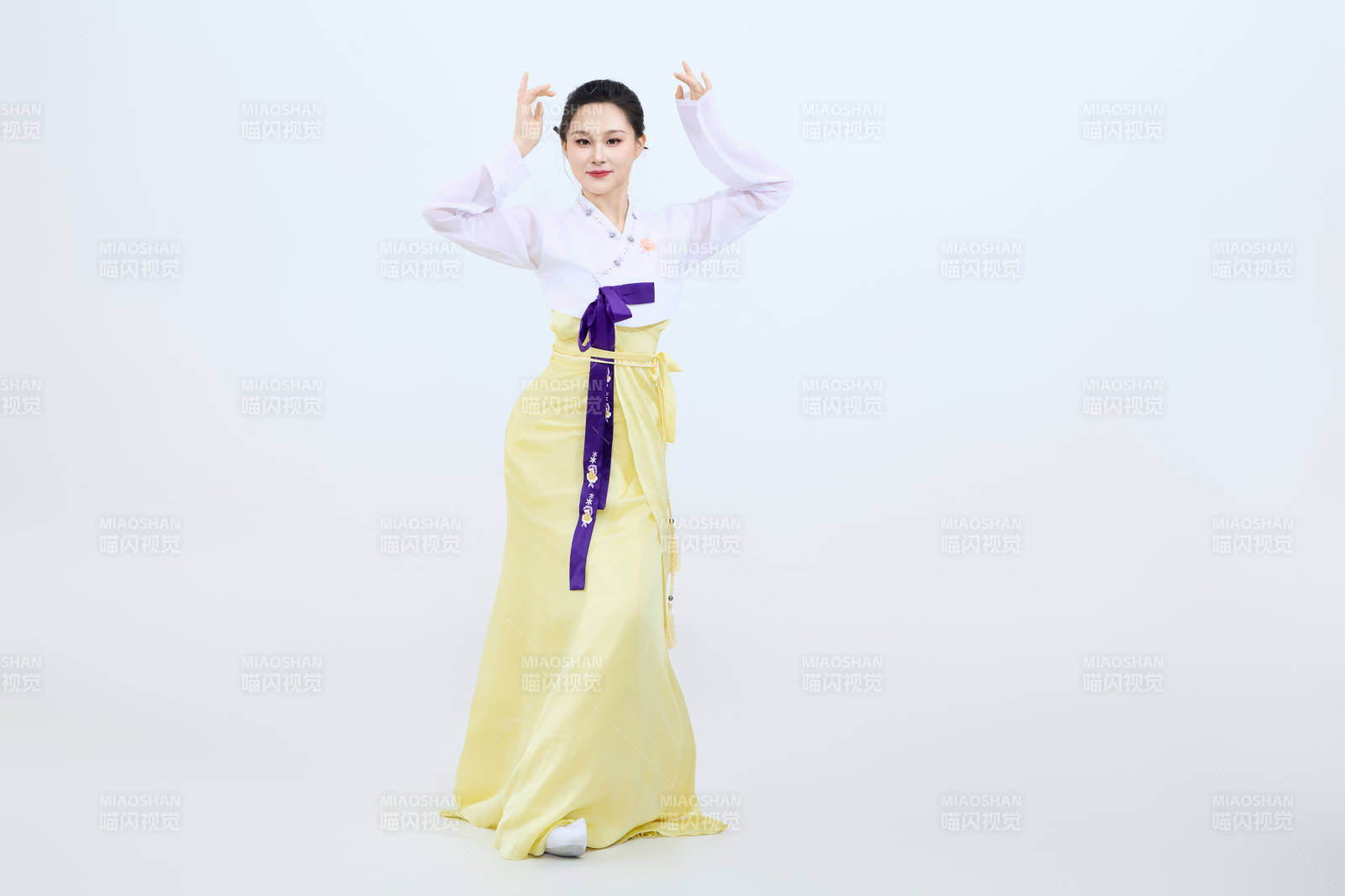 表演中国延边朝鲜族传统舞的美丽舞者图片