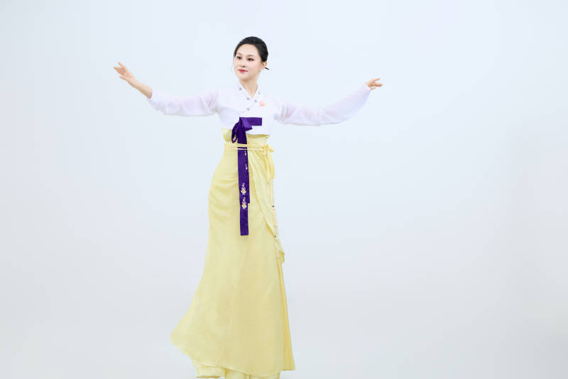 表演中国延边朝鲜族传统舞的美丽舞者图片