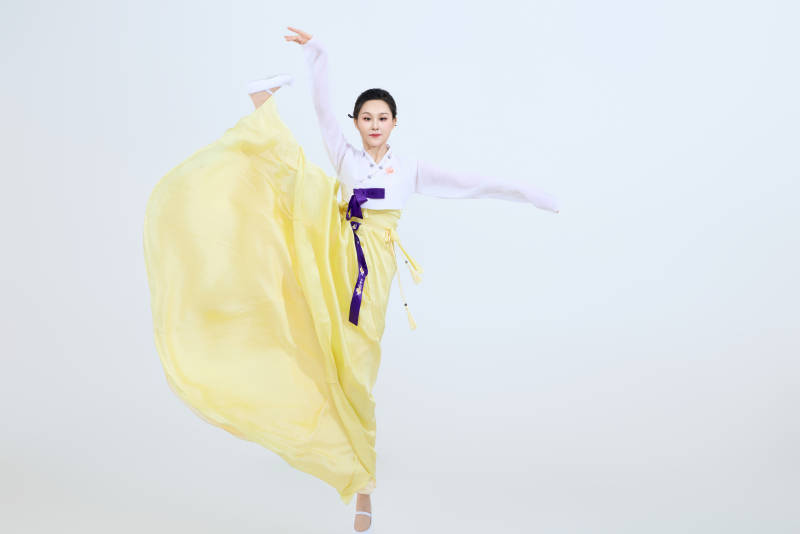 表演中国延边朝鲜族传统舞的美丽舞者图片