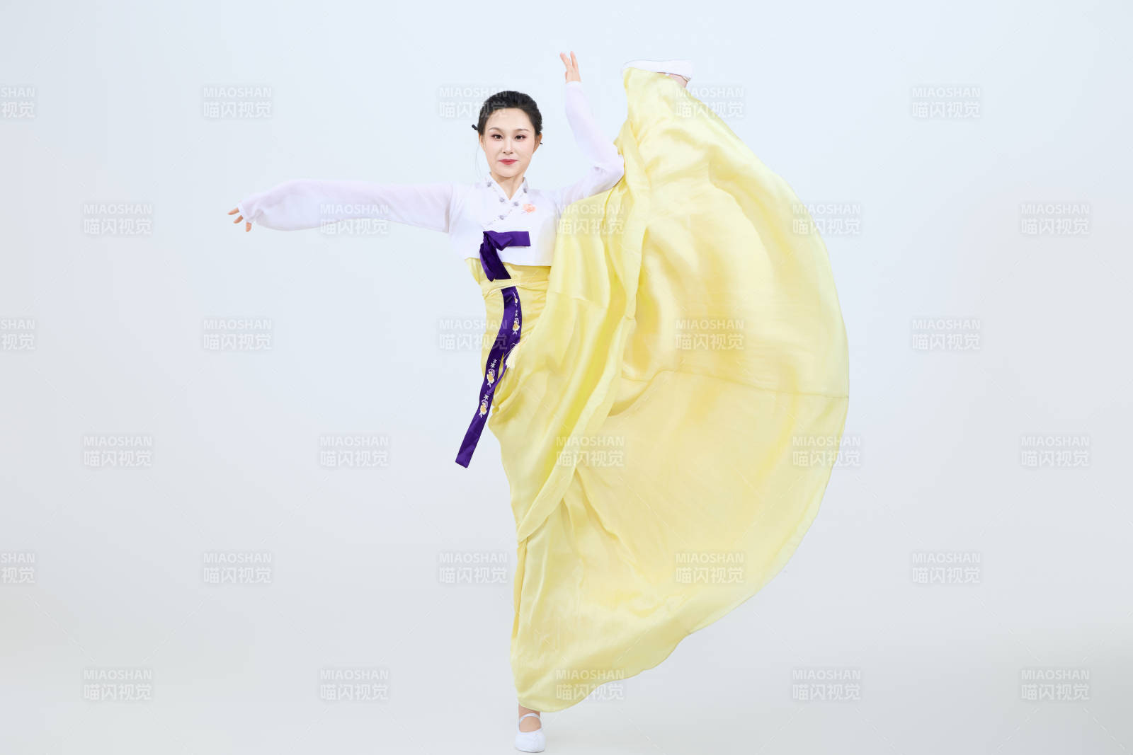 表演中国延边朝鲜族传统舞的美丽舞者图片