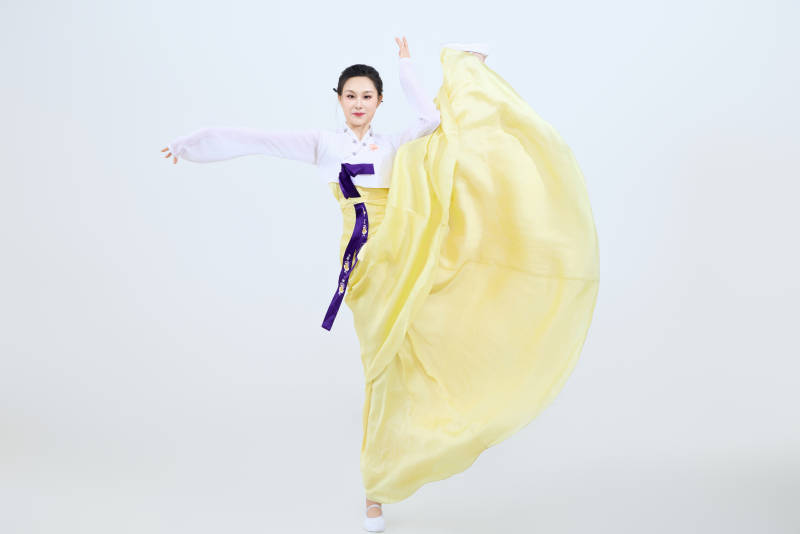 表演中国延边朝鲜族传统舞的美丽舞者图片