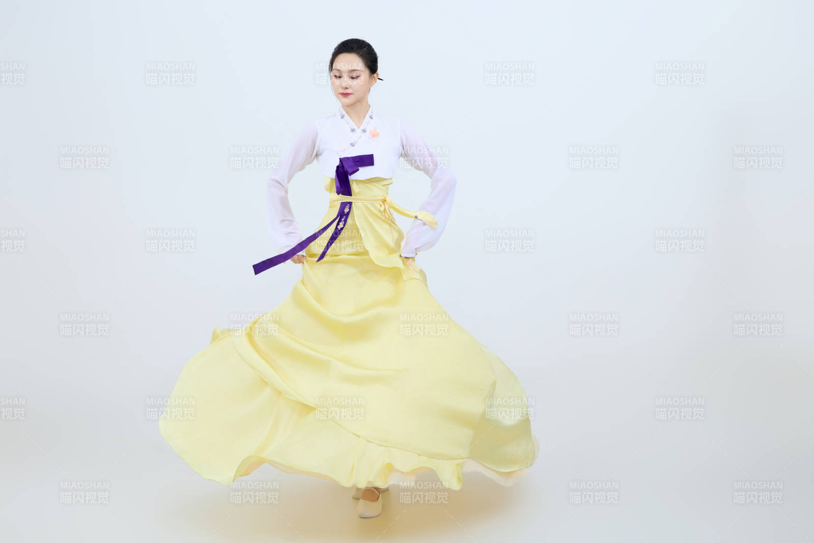 表演中国延边朝鲜族传统舞的美丽舞者图片