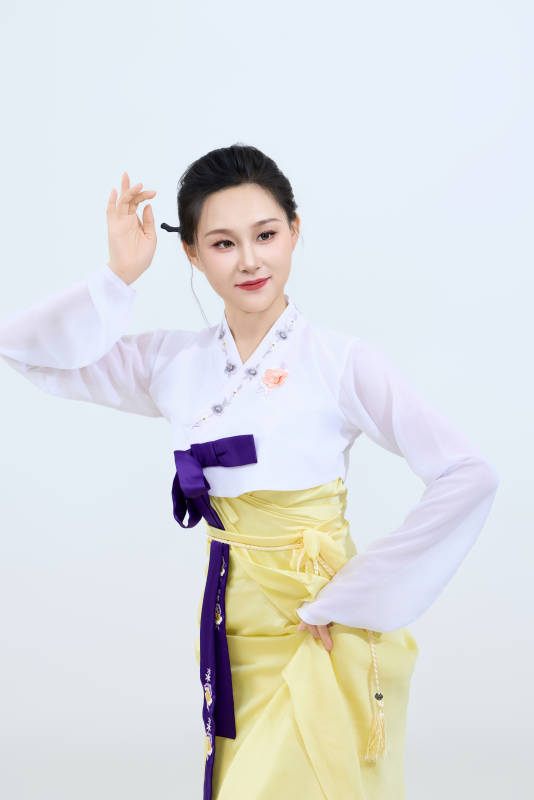 表演中国延边朝鲜族传统舞的美丽舞者图片
