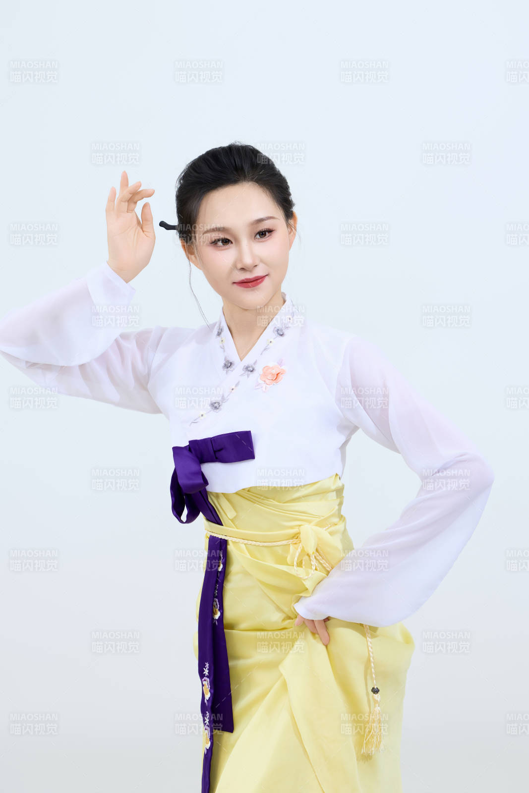 表演中国延边朝鲜族传统舞的美丽舞者图片