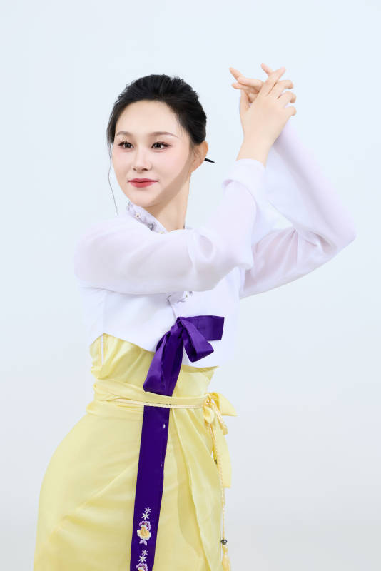 表演中国延边朝鲜族传统舞的美丽舞者图片