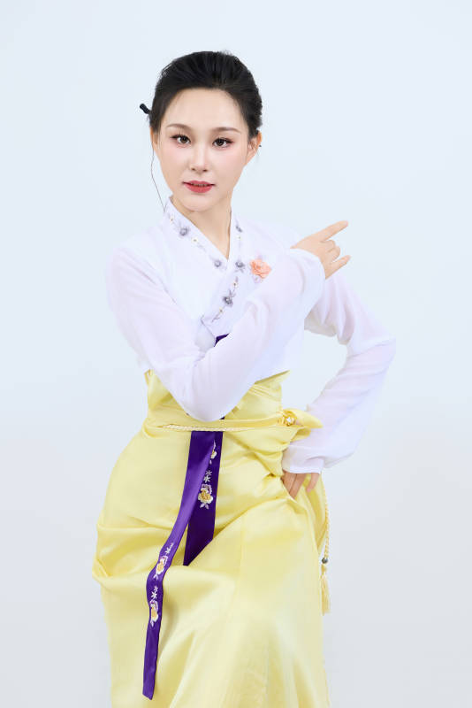 表演中国延边朝鲜族传统舞的美丽舞者图片