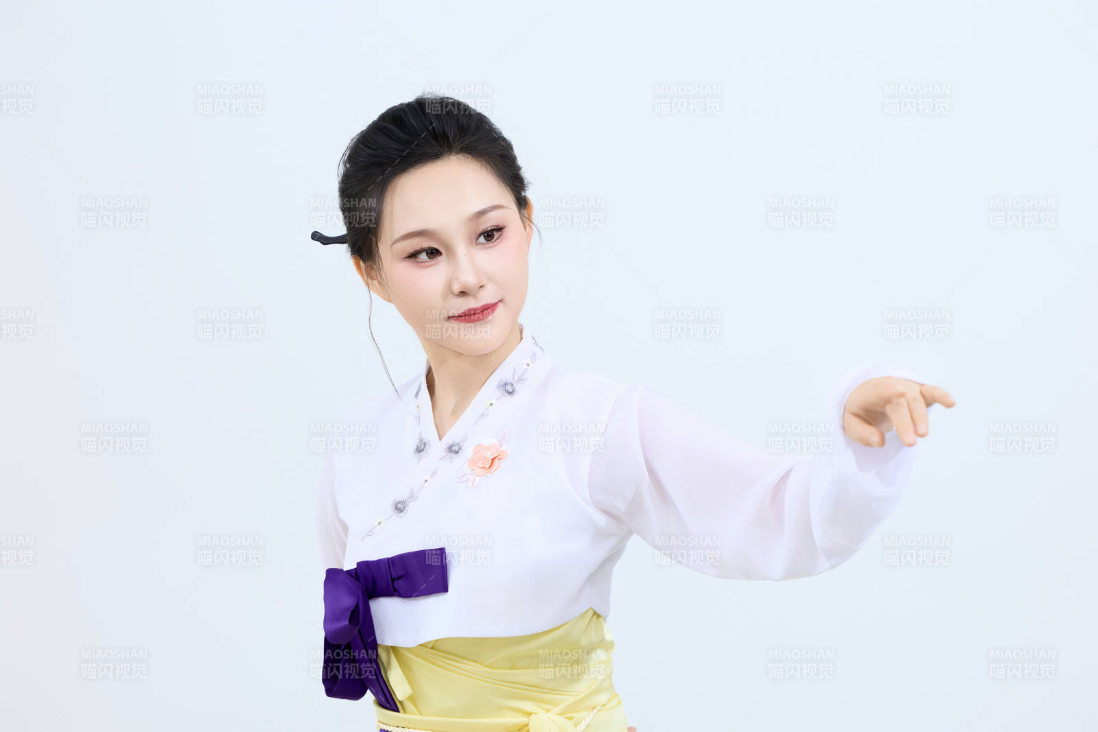 表演中国延边朝鲜族传统舞的美丽舞者图片