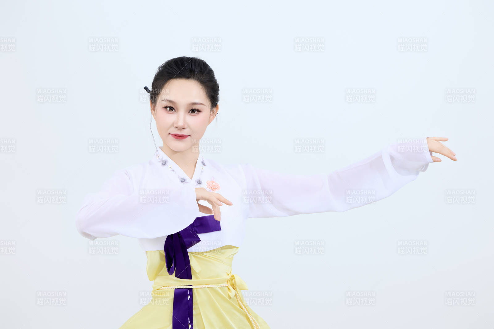 表演中国延边朝鲜族传统舞的美丽舞者图片