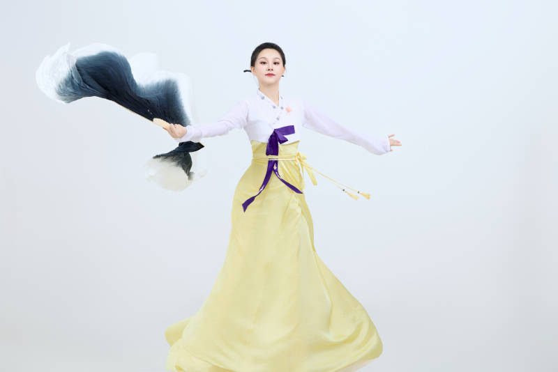 表演中国延边朝鲜族传统舞的美丽舞者图片