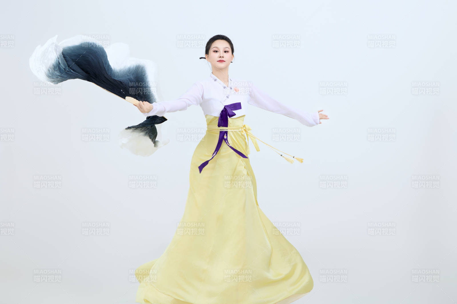 表演中国延边朝鲜族传统舞的美丽舞者图片