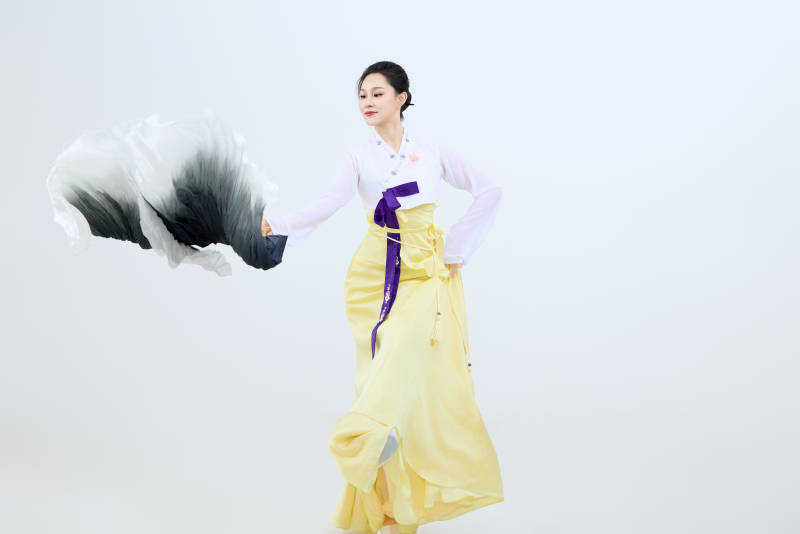 表演中国延边朝鲜族传统舞的美丽舞者图片