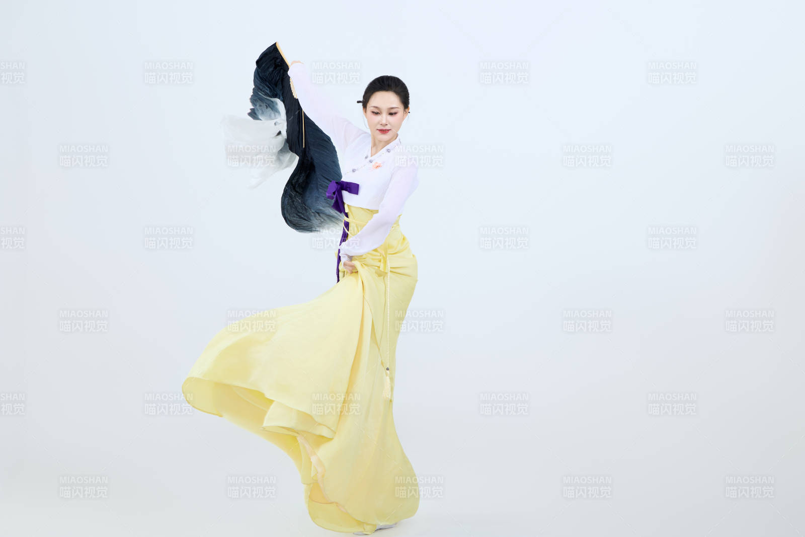 表演中国延边朝鲜族传统舞的美丽舞者图片