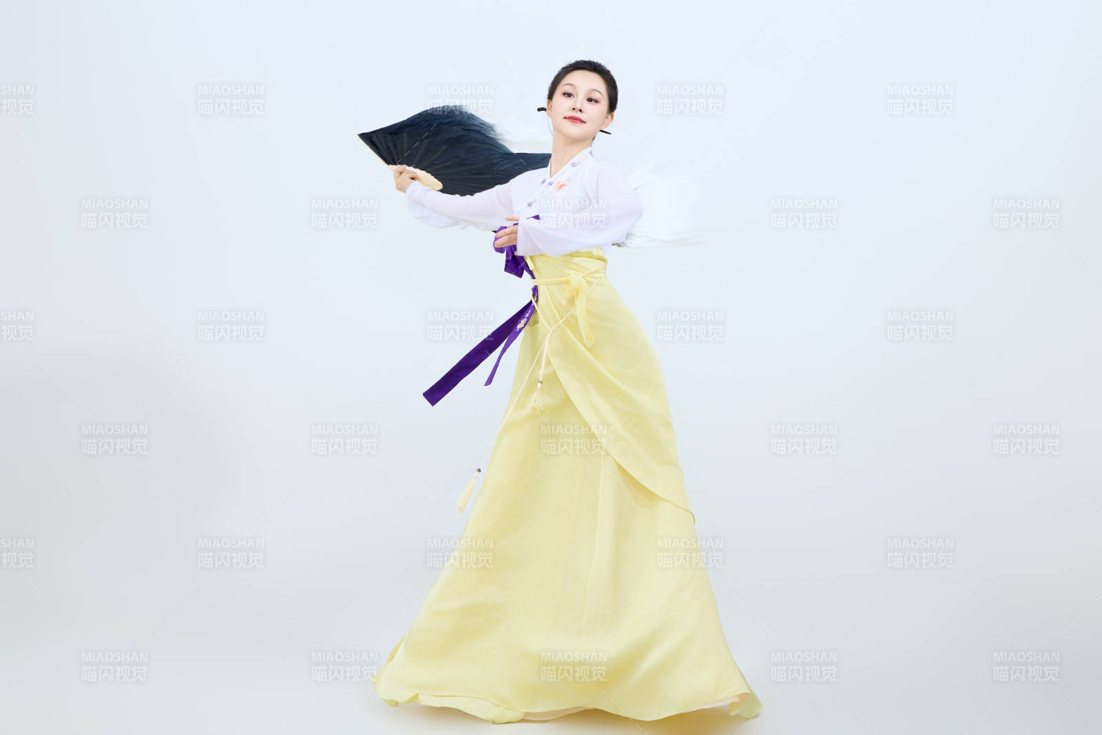 表演中国延边朝鲜族传统舞的美丽舞者图片