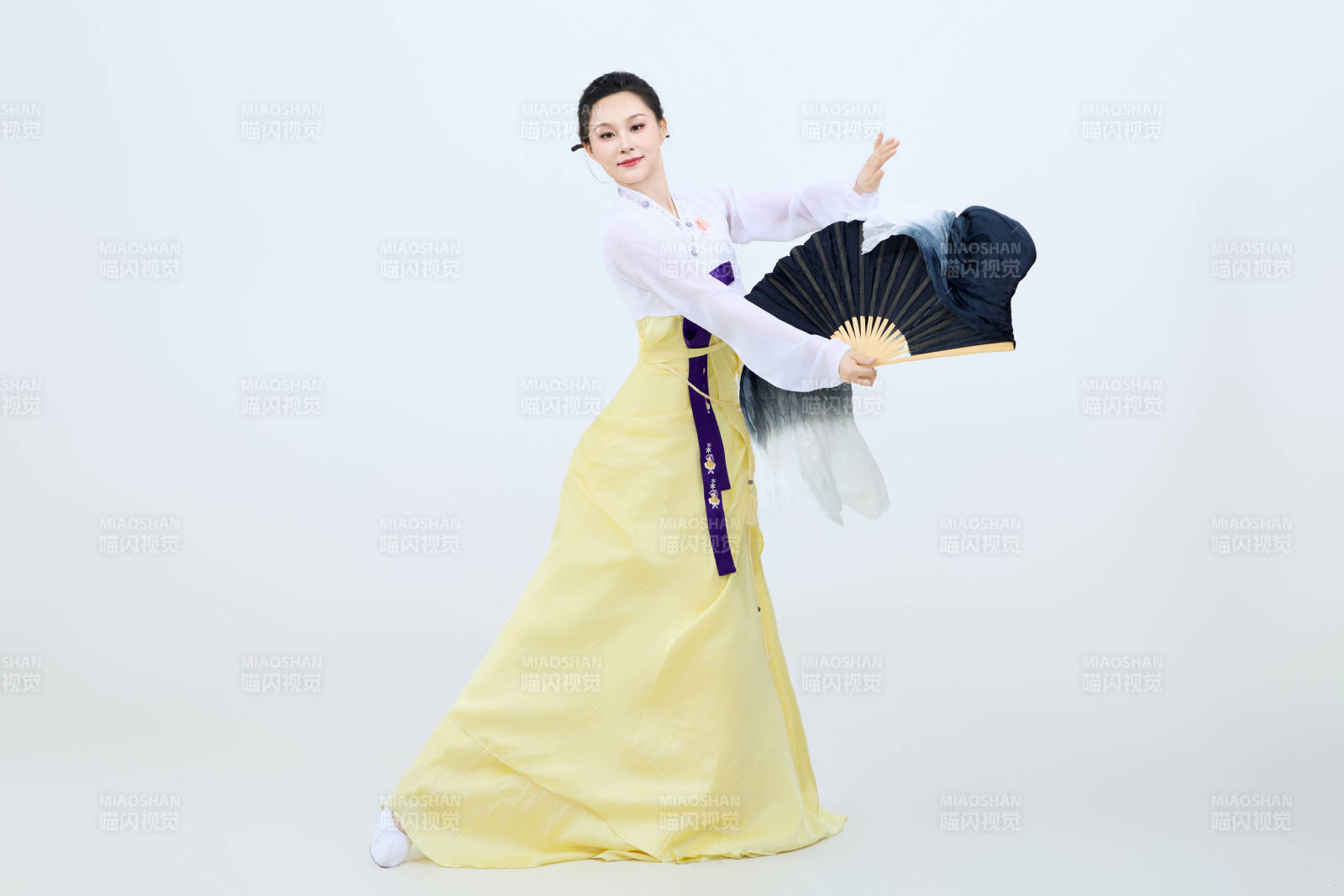 表演中国延边朝鲜族传统舞的美丽舞者图片