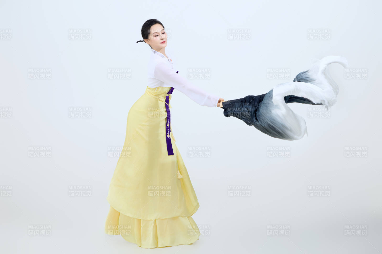 表演中国延边朝鲜族传统舞的美丽舞者图片