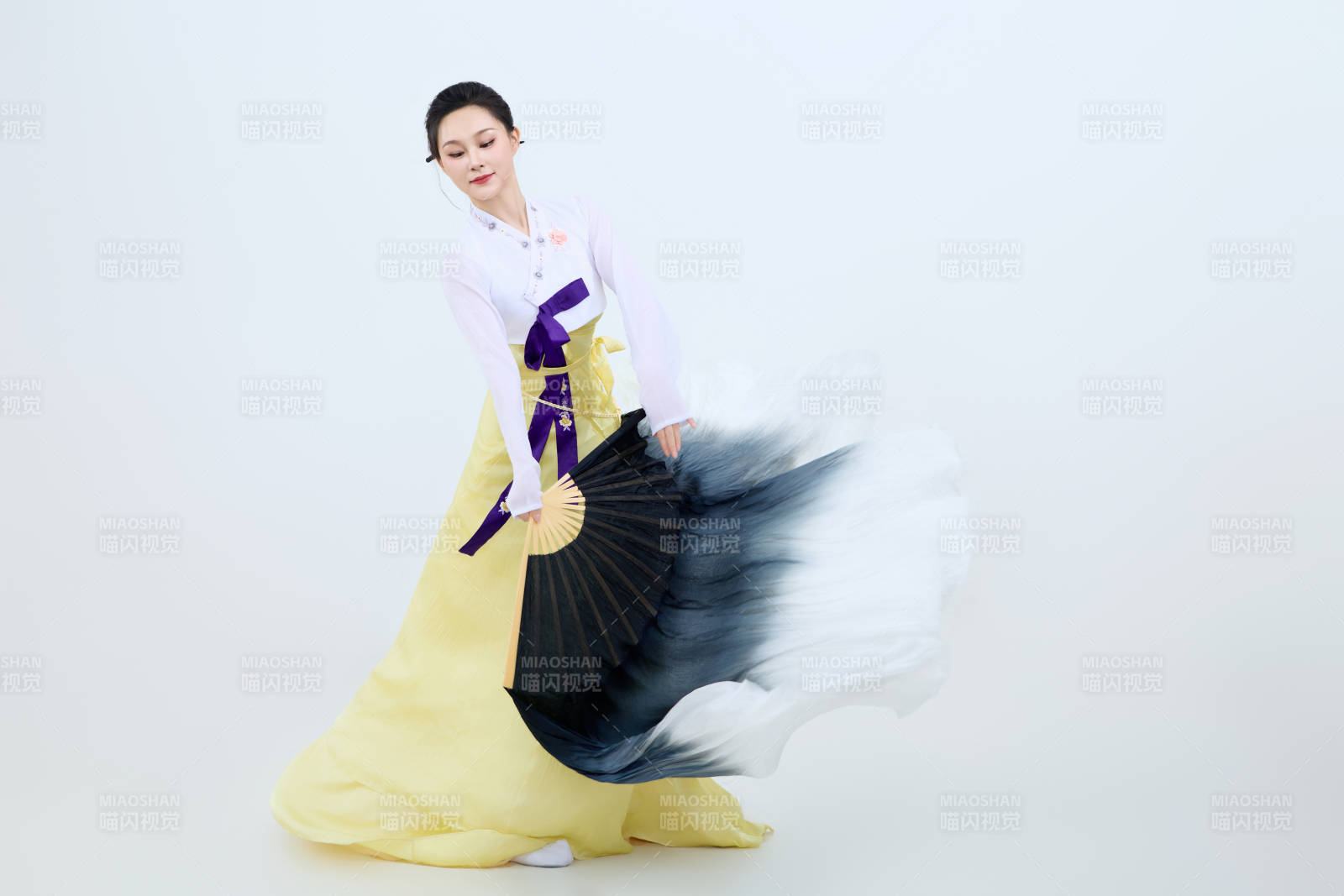 表演中国延边朝鲜族传统舞的美丽舞者图片