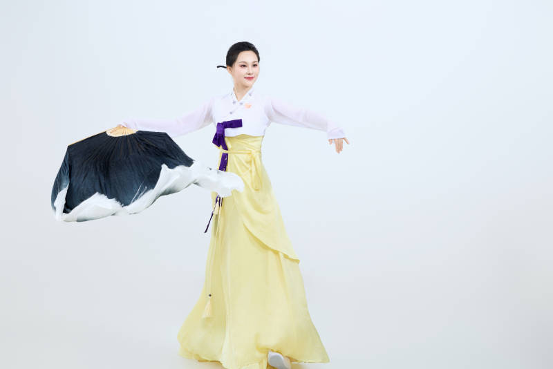 表演中国延边朝鲜族传统舞的美丽舞者图片