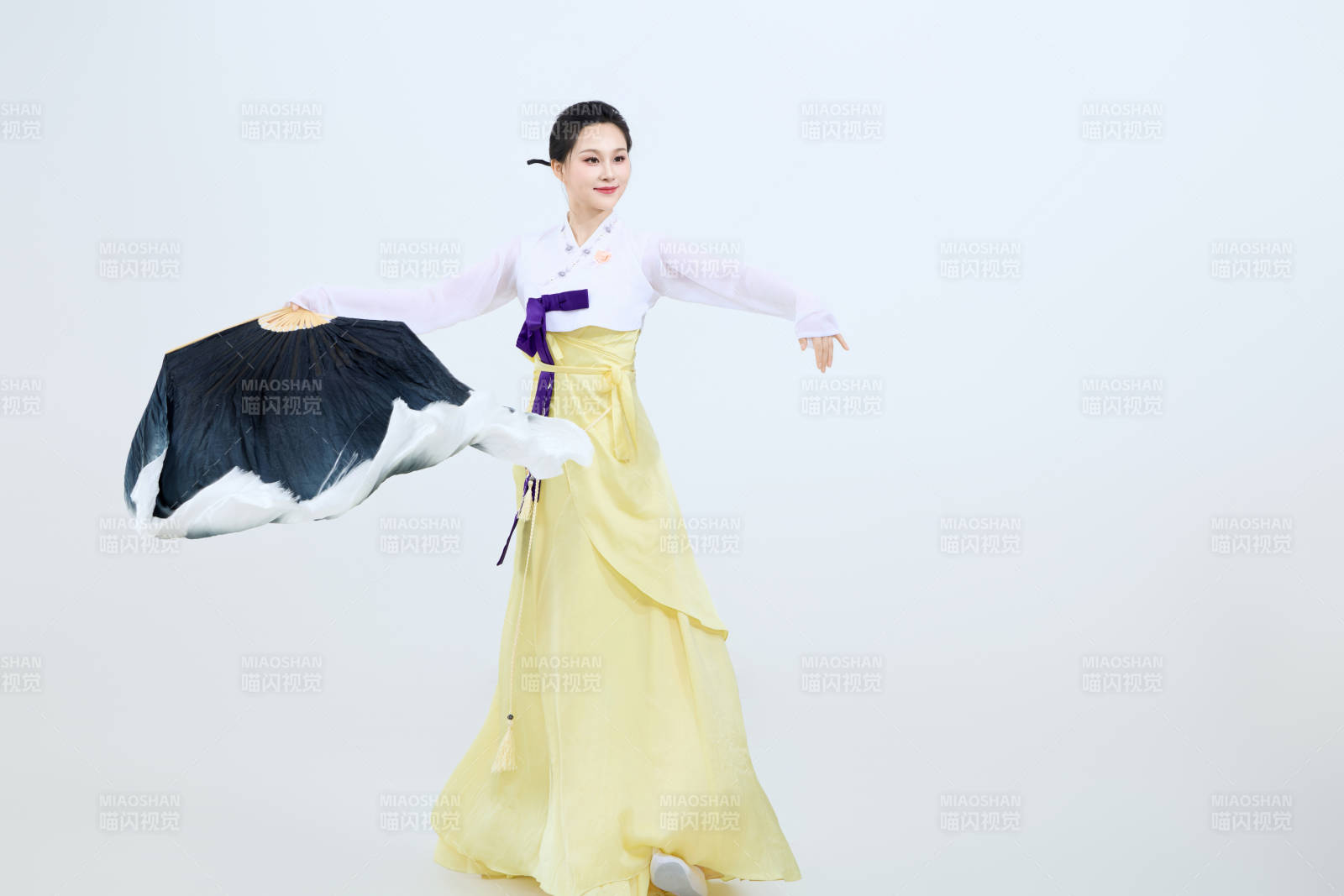 表演中国延边朝鲜族传统舞的美丽舞者图片