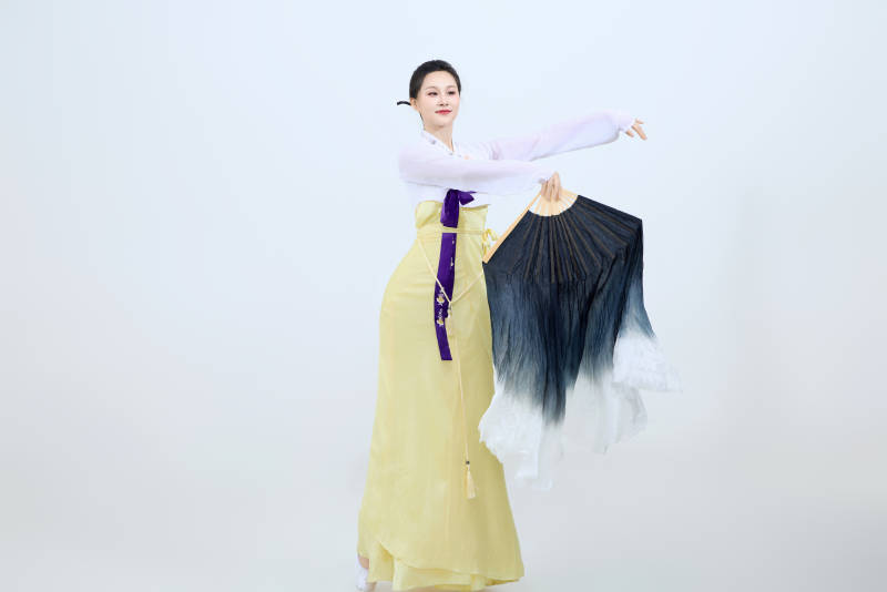 表演中国延边朝鲜族传统舞的美丽舞者图片
