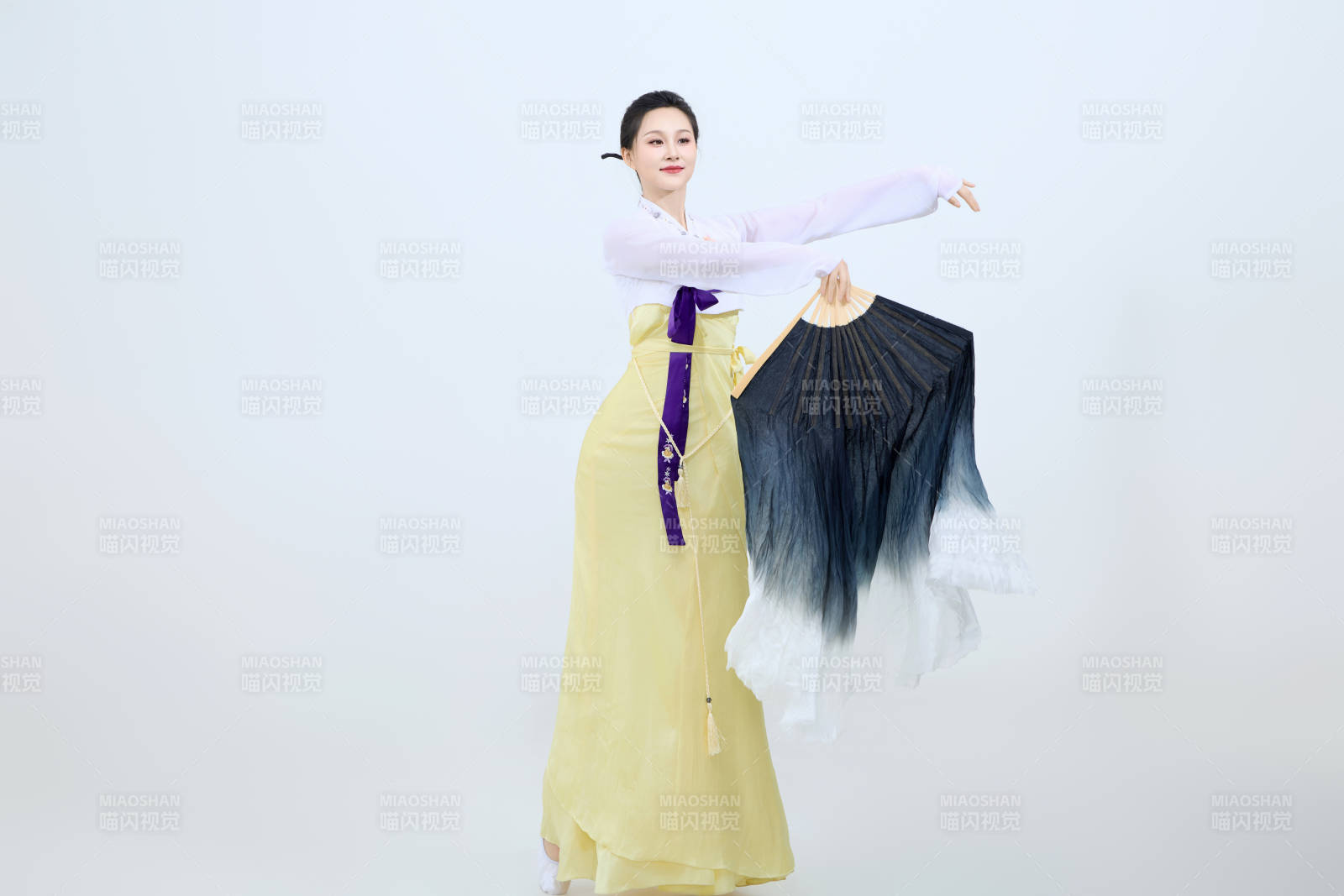 表演中国延边朝鲜族传统舞的美丽舞者图片