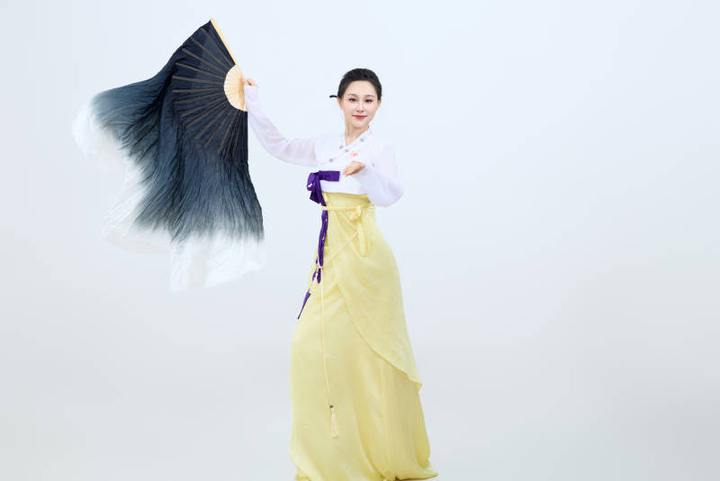 表演中国延边朝鲜族传统舞的美丽舞者图片