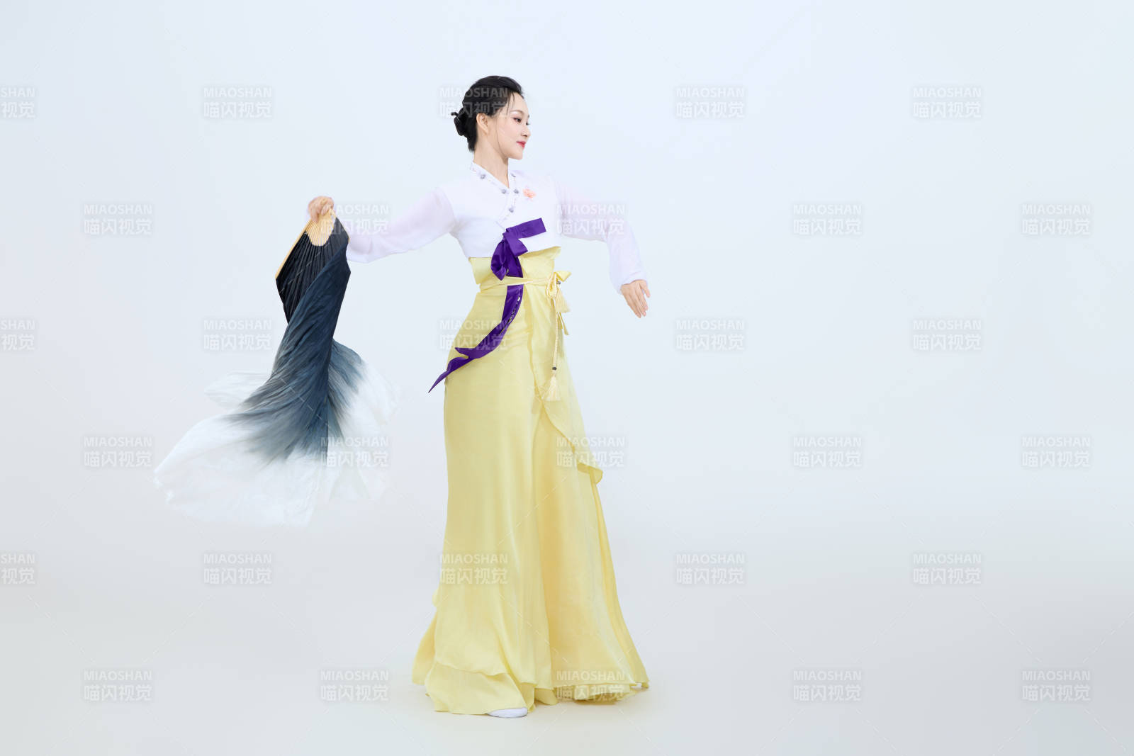 表演中国延边朝鲜族传统舞的美丽舞者图片