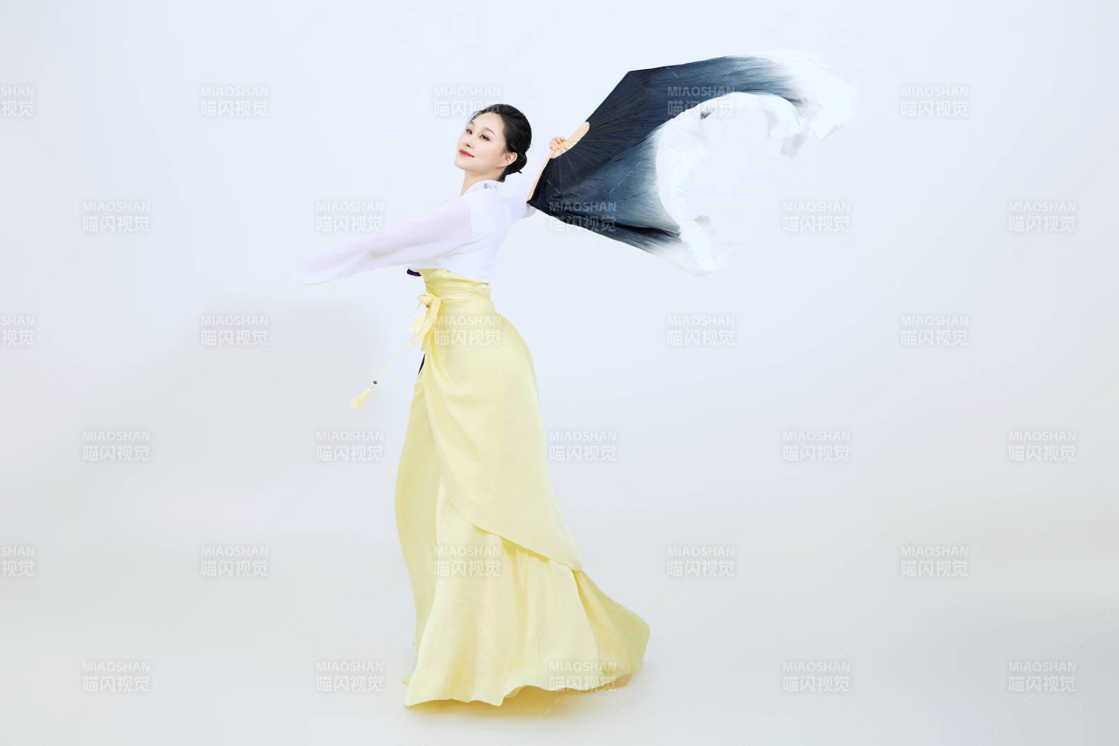 表演中国延边朝鲜族传统舞的美丽舞者图片