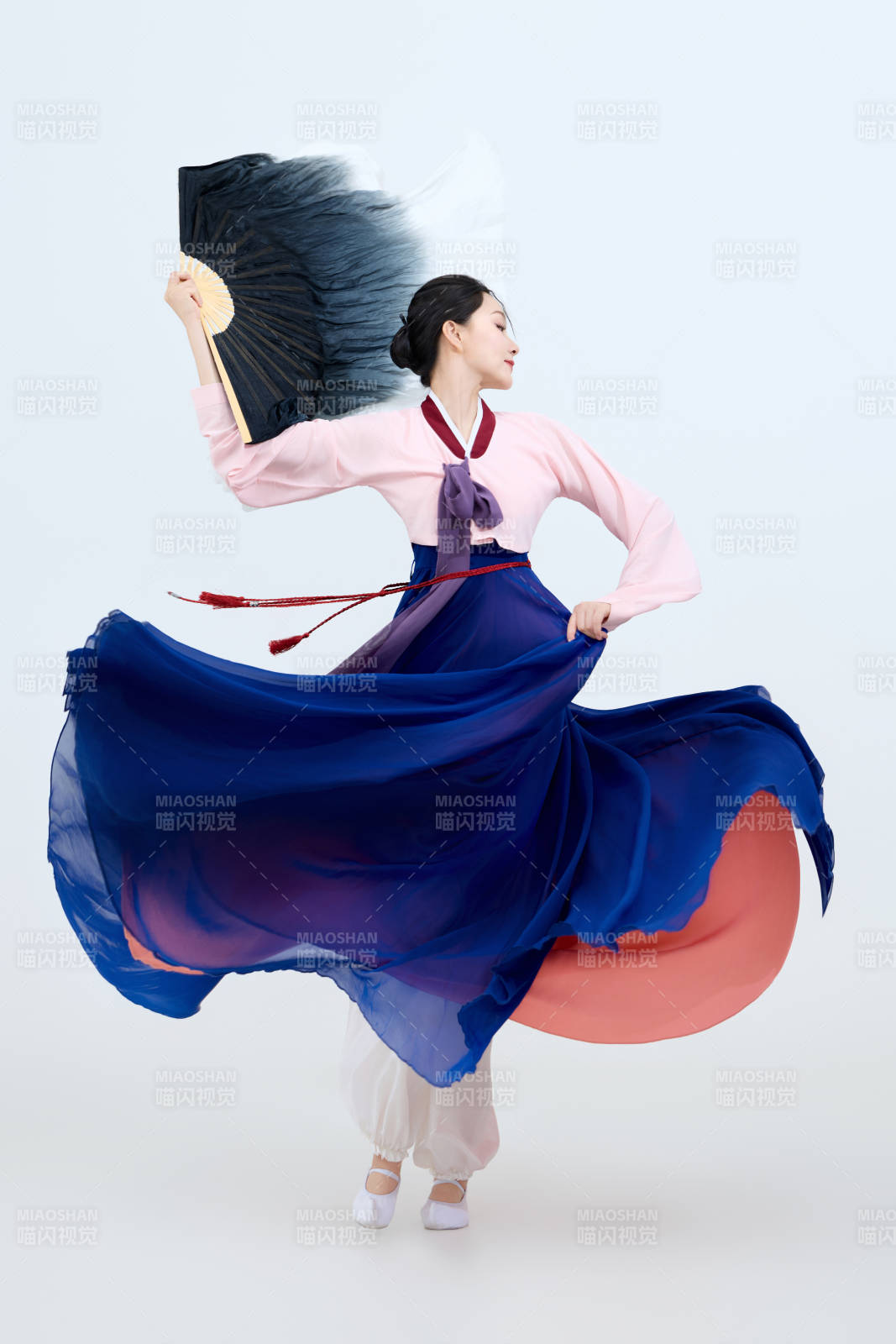 表演中国延边朝鲜族传统舞的美丽舞者图片