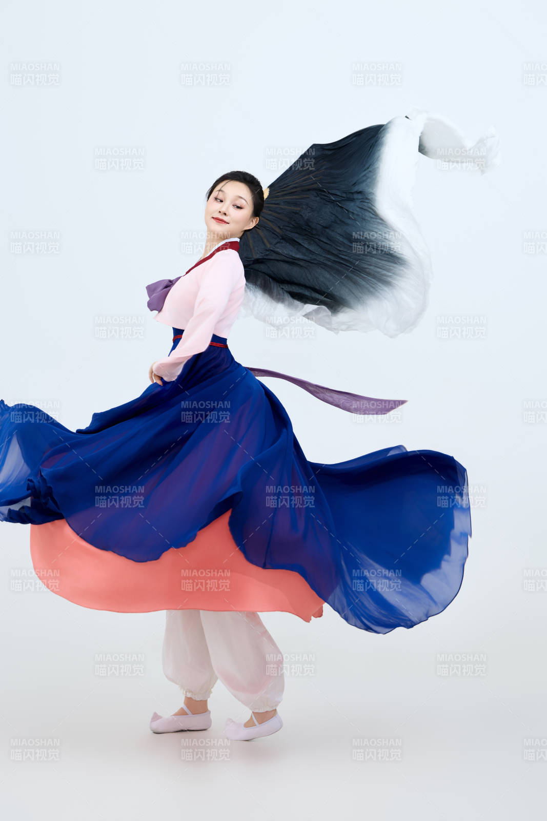 表演中国延边朝鲜族传统舞的美丽舞者图片