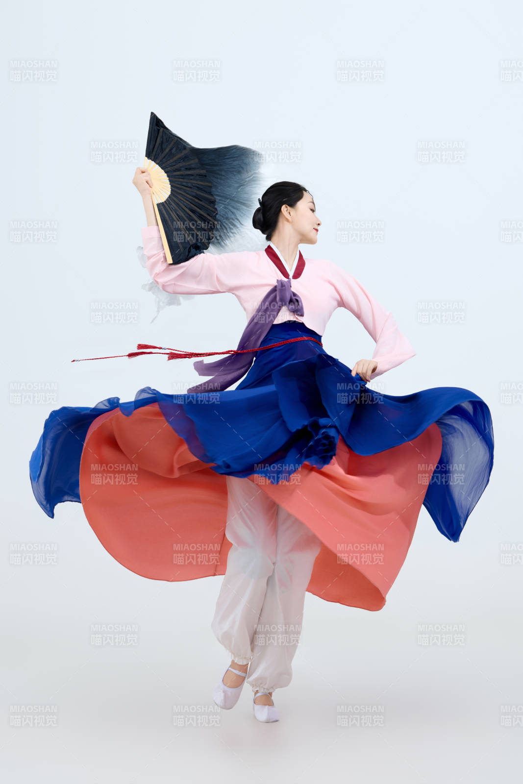 表演中国延边朝鲜族传统舞的美丽舞者图片